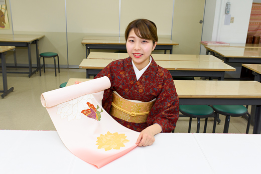 織田きもの専門学校_自身の制作した日本刺繍作品を紹介する学生