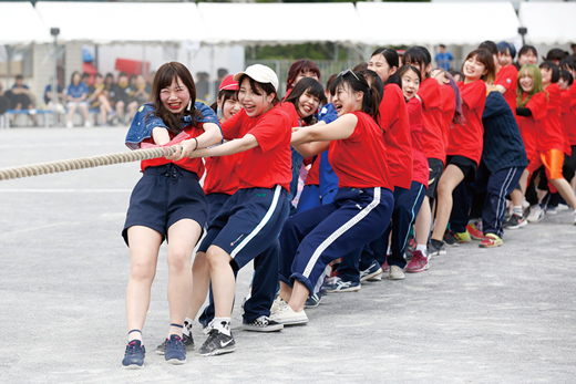 織田きもの専門学校_運動会で綱引きをしている学生たち