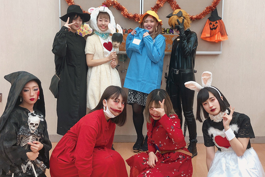 織田きもの専門学校_ハロウィンパーティーで仮装する学生たち