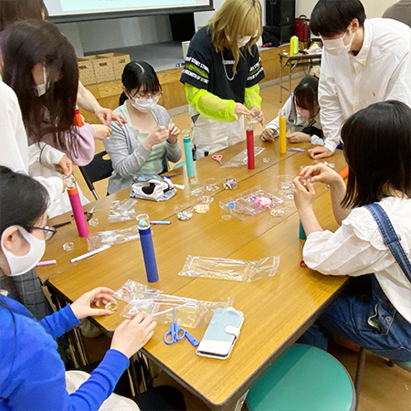 廃材を活用して万華鏡を製作する織田きもの専門学校の学生たち
