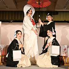 織田きもの専門学校のきものショーで狐の嫁入りの場面を再現する学生たち