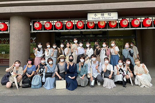 織田きもの専門学校の歌舞伎鑑賞会の集合写真