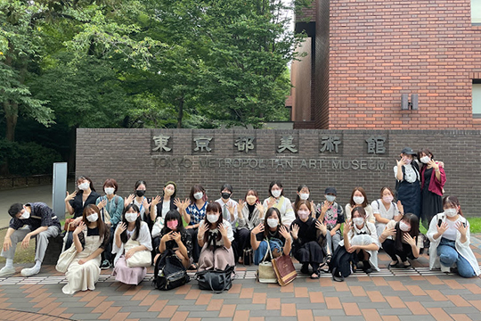 東京都美術館に訪れた織田きもの専門学校の学生たち