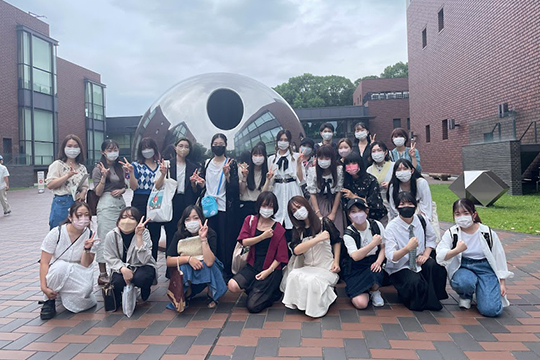東京都美術館で集合写真を撮影する織田きもの専門学校の学生たち