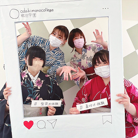 織田きもの専門学校のオープンキャンパスでフォトスポットで撮影する学生たち