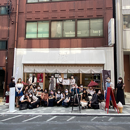 神楽坂で集合写真を撮影する織田きもの専門学校のきもの科の学生たち