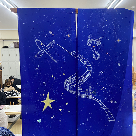 織田着物専門学校の着物科の学生が製作している星をモチーフにした友禅染め作品