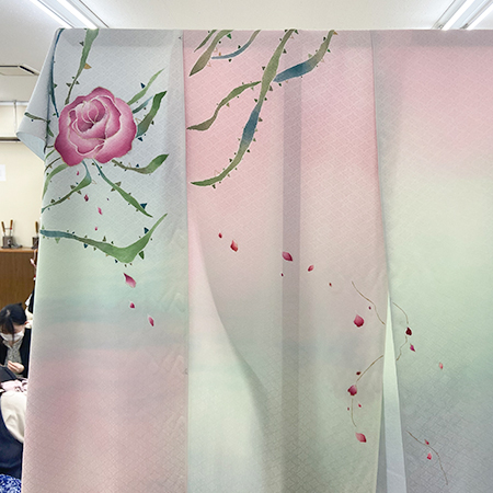 織田着物専門学校の着物科の学生が製作している花をモチーフにした友禅染め作品