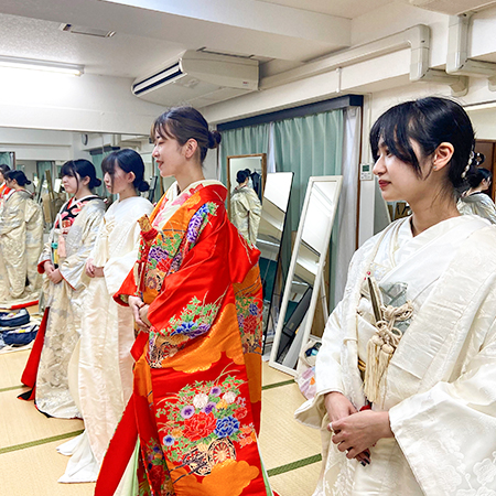 花嫁衣装の着付けに挑戦する織田着物専門学校の着物科の学生たち