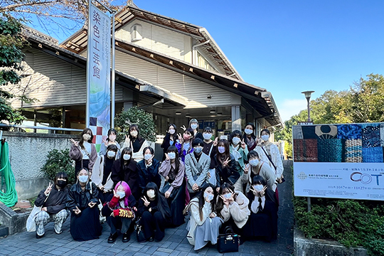 産地研修に訪れた織田着物専門学校の着物科の学生たち