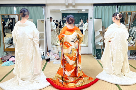 花嫁衣裳の着付けに挑戦する織田着物専門学校の着物科の学生たち