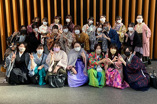 袴で集合写真を撮る織田着物専門学校の着物科の学生たち