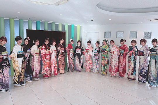 振り袖姿で並ぶ織田着物専門学校の着物科の学生たち