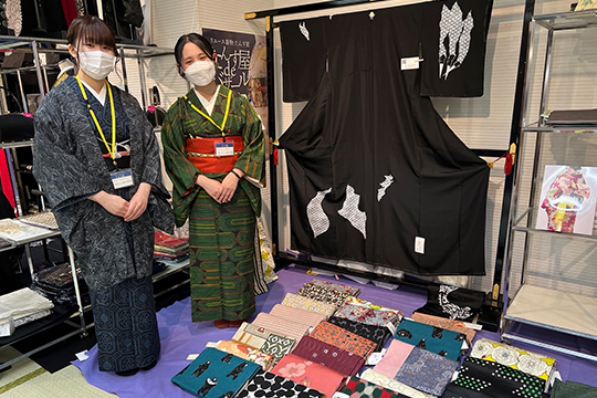 自作の名古屋帯を販売する織田着物専門学校の着物科の学生たち