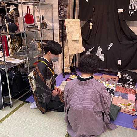 自作の名古屋帯を説明する織田着物専門学校の着物科の学生たち