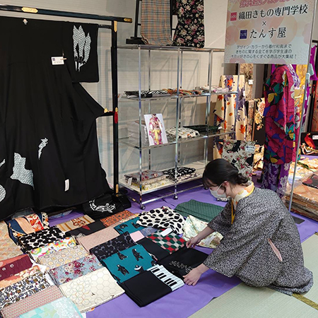 自作の名古屋帯を並べる織田着物専門学校の着物科の学生たち