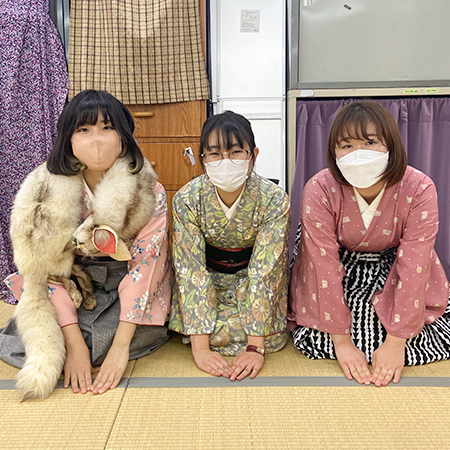 和室でお辞儀をする織田着物専門学校の着物科の学生たち
