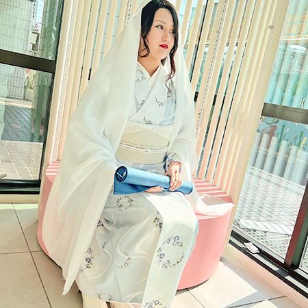 白い着物に身を包む織田着物専門学校の着物科の学生