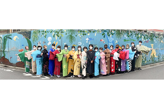 自分で作った着物でスナップ撮る織田着物専門学校の着物科の学生たち