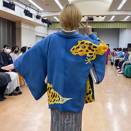 織田着物専門学校の着物科の学生が製作したろうけつ染作品