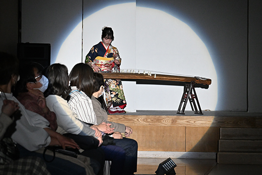 琴を演奏する織田着物専門学校の着物科学生