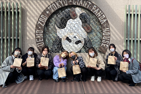 上野動物園を訪れる織田着物専門学校の着物科学生たち