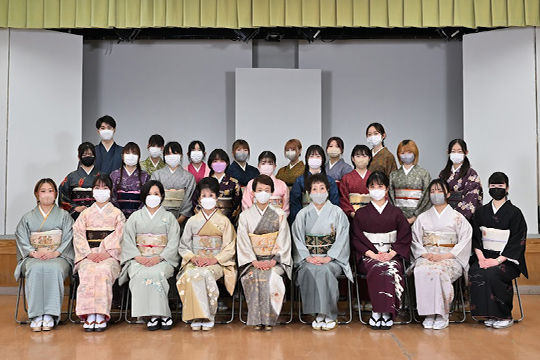 認定式後の織田着物専門学校の着物科学生たちの集合写真
