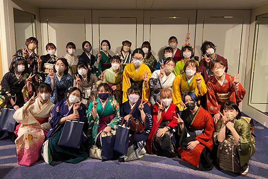織田着物専門学校の着物科卒業生たちの集合写真