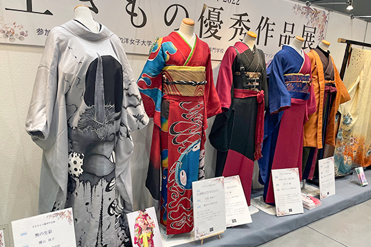 織田きもの専門学校きもの科学生の作品が並ぶ「KIMONO SALONE」のブース