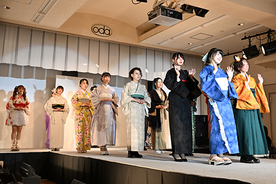 織田きもの専門学校_サマーフェスタで着物ショーを披露する学生たち