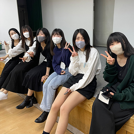 新入生歓迎会での織田着物専門学校の着物科学生たちの集合写真