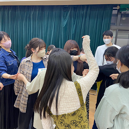 新入生歓迎会でレクリエーションする織田着物専門学校の着物科学生