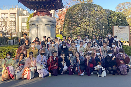 浅草寺で集合写真を撮る織田着物専門学校の着物科学生たち