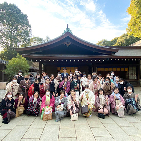 神社を訪れた織田着物専門学校の着物科学生たち