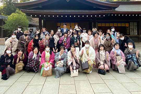 神社を訪れた織田着物専門学校の着物科学生たち