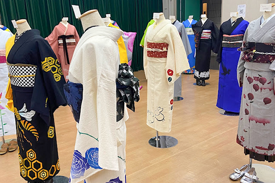 ホールに並ぶ織田着物専門学校の着物科学生たちが作った着物