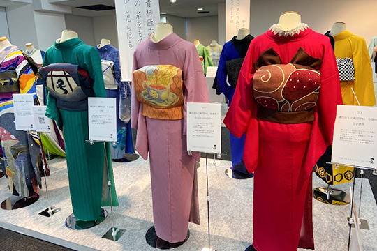 「東京キモノショー」のブースに並ぶ織田きもの専門学校きもの科学生の作品