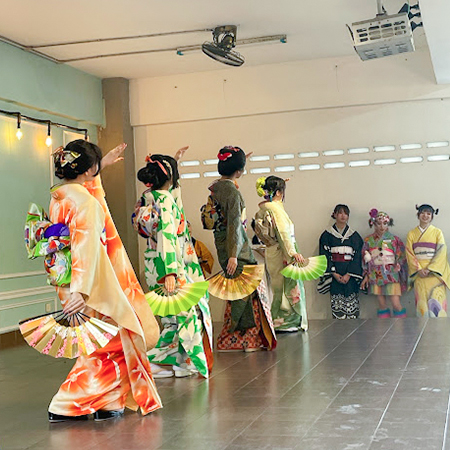 マレーシアで日本舞踊を披露する織田着物専門学校の着物科学生