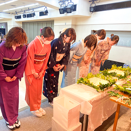 針供養の神事を行う織田着物専門学校着物科の学生たち