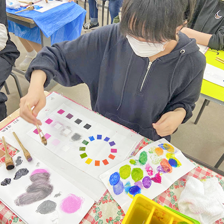 着物を染色する色を検討する織田着物専門学校着物科の学生