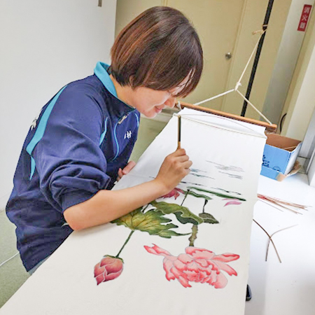 筆で着物にデザインを施す織田着物専門学校着物専攻科の学生