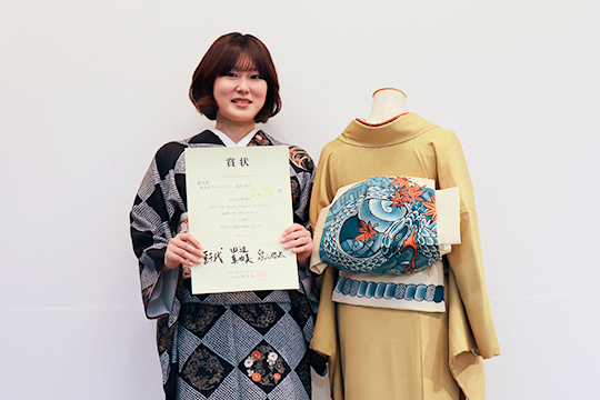 賞状を受け取る織田きもの専門学校のきもの科2年生の学生