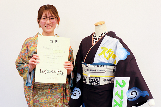 賞状を受け取る織田きもの専門学校のきもの科1年生の学生