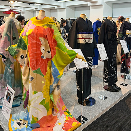 学内着物コンテストで受賞した織田着物専門学校着物科学生の作品が展示会に並ぶ様子