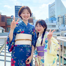 浴衣姿で記念写真を撮る織田着物専門学校着物専攻科学生たち