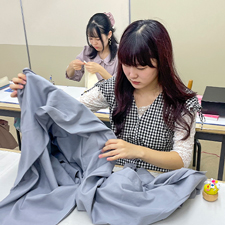 和裁検定を受験する織田着物専門学校着物科学生