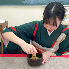 着物を着てお茶を立てる織田着物専門学校着物科学生
