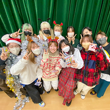 クリスマスパーティーが開催された際の織田着物専門学校着物科学生の集合写真