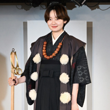 天狗のような着物姿でステージに立つ織田着物専門学校着物科学生