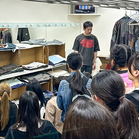 舞台裏で衣装について説明を受ける織田着物専門学校着物科学生